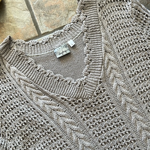 ⭐️BOGO FREE⭐️ DAYTRIP Like New V-Neck Knit Sweater - Picture 6 of 9
